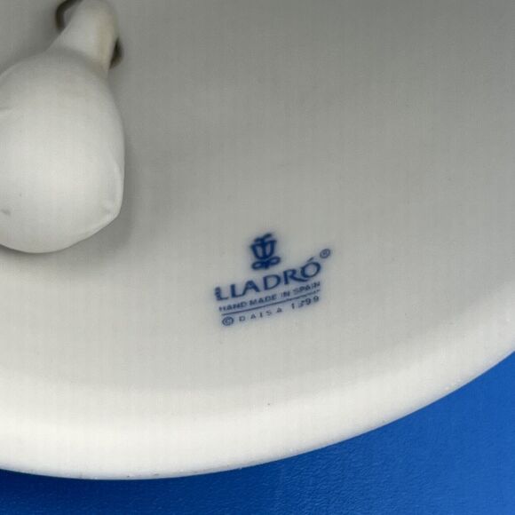 Lladro 2000 Limited Edition Christmas Bell Porcelain (No Box) *Pre-Owned* - Picture 7 of 9